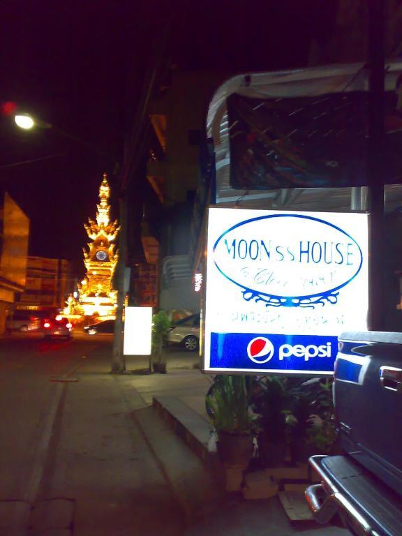 Moon House @ Clock Tower Hostel Chiang Rai Exterior photo